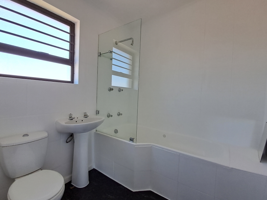 To Let 3 Bedroom Property for Rent in Wavecrest Eastern Cape